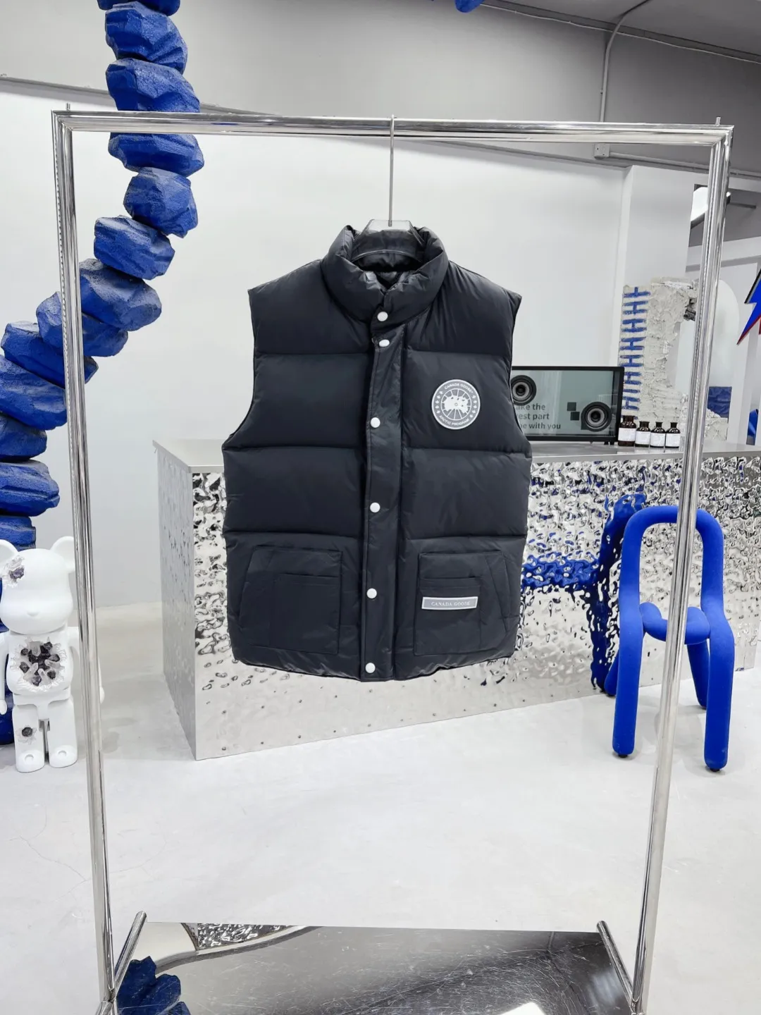 P480 𝗖𝗔𝗡𝗔𝗗𝗔 𝗚𝗢𝗢𝗦𝗘/Canada Goose White Label Glacier Vest Down Jacket Freestyle Vest THEICON This excellent down-filled vest can be freely layered with a variety of clothes, making it a favorite during the changing seasons. It's classic, versatile and provides excellent warmth. The Northern Lights capsule collection is reimagined in rich tones inspired by the stunning colors of Canada's north. The Glacial Haze capsule collection is revamped with a striking and layered color palette that evokes the feeling of being caught in the mist surrounding icebergs and glaciers. The top original replica version refers to the highest version in China (there is no one) (it is a piece of craftsmanship to make a piece of clothing that is ZP when placed in the counter) 1⃣ Made of original custom-made double plain 9500-100% nylon nylon fabric, windproof, waterproof and stain-resistant 2⃣ Filled with national standard Guangzhou Inspection white duck down, the amount of down is more than twice that of ordinary goods.  3⃣The zipper is customized from Yoshida YKK factory, with clear engraving and perfect and smooth texture. 4⃣Collar label, armband, back label, hangtag, complete anti-counterfeiting mark. Color: black, white, mood blue, melted water blue, graphite gray, purple. Size: XS S M L XL XXL